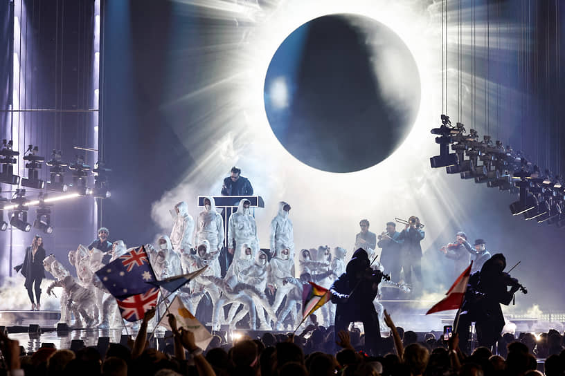 Выступление австрийской группы Parov Stelar в перерыве между конкурсными номерами