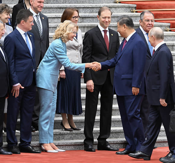 Справа налево: президент РФ Владимир Путин, глава МИД РФ Сергей Лавров, председатель КНР Си Цзиньпин, первый зампред правительства России Денис Мантуров, председатель ЦБ РФ Эльвира Набиуллина, зампред правительства РФ Татьяна Голикова, председатель госкорпорации развития «ВЭБ.РФ» Игорь Шувалов и заместитель председателя правительства России Александр Новак