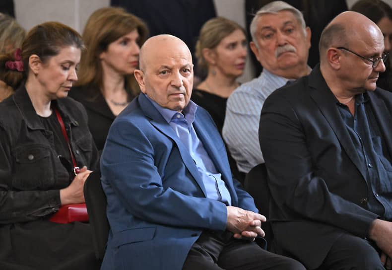 Академик РАН, научный руководитель ФГБУН «Федеральный исследовательский центр питания, биотехнологии и безопасности пищи» Виктор Тутельян (в центре)