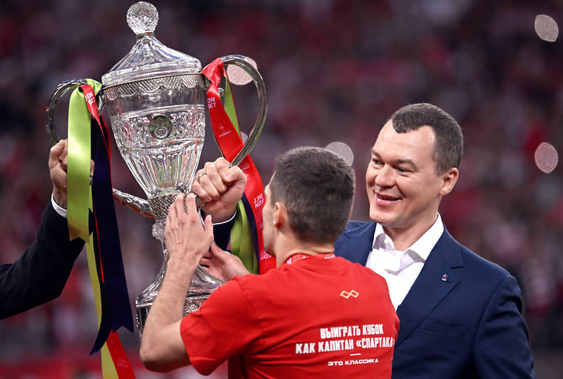 Министр спорта России Михаил Дегтярев (справа) и игрок «Спартака» Роман Зобнин на церемонии награждения