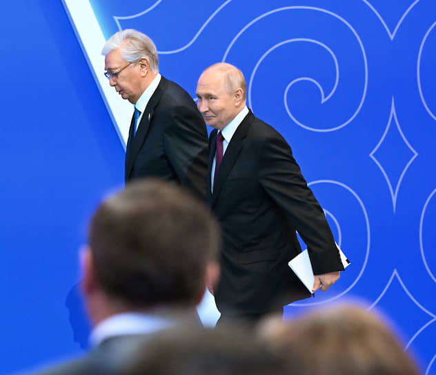 Президент России Владимир Путин (справа) и президент Казахстана Касым-Жомарт Токаев 