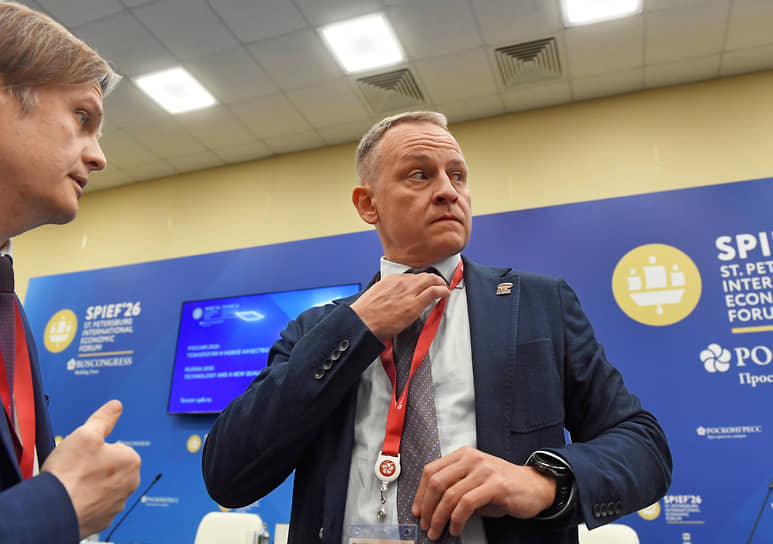 Руководитель Центрального исполнительного комитета партии «Единая Россия», депутат Госдумы России Александр Сидякин (справа) 
