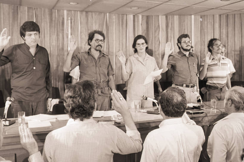 25 июля 1979 года. Члены правящей хунты приносят присягу. Слева направо: Серхио Рамирес, Даниэль Ортега, Виолета Чаморро, Альфонсо Робело, Мойсес Хассан 