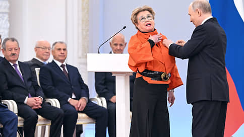 Президент и токарь обменялись разрядами // Это случилось после церемонии награждения в Александровском зале