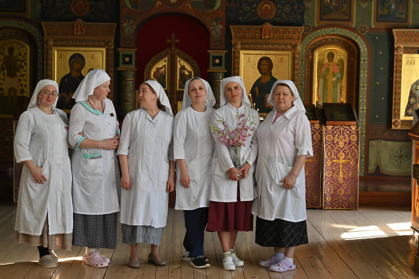 Сестры милосердия в храме при Больнице Святителя Алексия. Помимо лечения пациентов, больница готовит младших медицинских сестер и специалистов по уходу за тяжелобольными