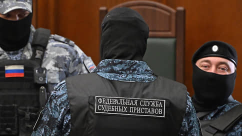 Адвокатов не допускают к должникам // Правила прохода защитников к приставам упрощать не будут
