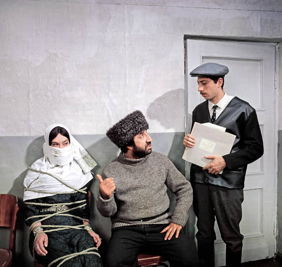 В картине режиссера Алексея Коренева «Адам и Хева» (1969) Фрунзик Мкртчян сыграл мужчину, который в гневе выгоняет свою жену. И теперь, по местным законам, чтобы вернуть супругу, он должен вначале выдать ее замуж за другого. После выхода фильма Мкртчяну было присвоено звание заслуженного артиста Дагестанской АССР. Также он был народным артистом Армянской ССР, заслуженным артистом Грузинской ССР и народным артистом СССР На фото слева направо: актеры Екатерина Васильева, Фрунзик Мкртчян и Рамаз Гиоргобиани на съемках фильма «Адам и Хева»