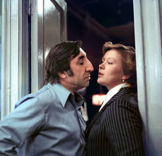 В сценарии фильма «Суета сует» (1979) главный герой Борис Иванович был выписан высоким и импозантным красавцем. Поэтому сценарист Эмиль Брагинский запротестовал, когда режиссер Алла Сурикова пригласила на эту роль Фрунзика Мкртчяна. Но, увидев пробы, Брагинский согласился с ее выбором и даже придумал для героя реплику «Русский язык такой богатый, а я человек бедный». На съемках одной из совместных сцен партнерша Мкртчяна Галина Польских так смеялась, когда видела игру актера, что пришлось сделать порядка 13 дублей. А в финальной сцене артист, напротив, пустил скупую слезу — не хотел расставаться со съемочной группой картины На фото: с Галиной Польских в фильме «Суета сует»