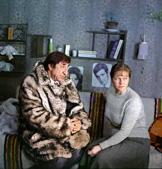 В сценарии картины «Одиноким предоставляется общежитие» (1984) мужем Ниночки был грузин, но режиссер Самсон Самсонов пригласил на эту роль Фрунзика Мкртчяна. По воспоминаниям сценариста Аркадия Инина, актер много импровизировал на площадке. В частности, он добавил к фразе «Утром яичница, днем яичница, вечером яичница» продолжение: «А ночью омлет». Также он придумал, что его герой на празднование Нового года приносит настоящий арбуз На фото: с Натальей Гундаревой на съемках фильма «Одиноким предоставляется общежитие»