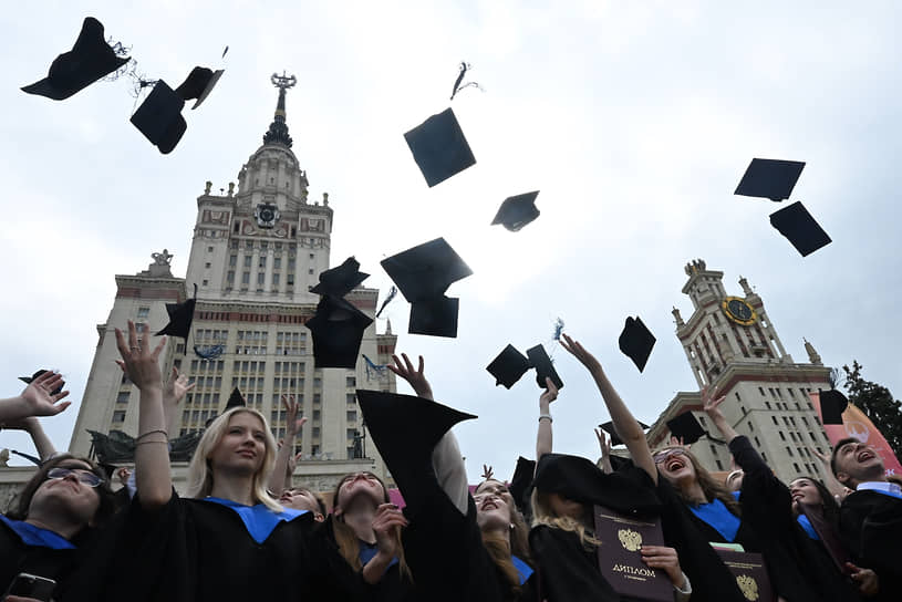 Выпускники МГУ после церемонии вручения красных дипломов