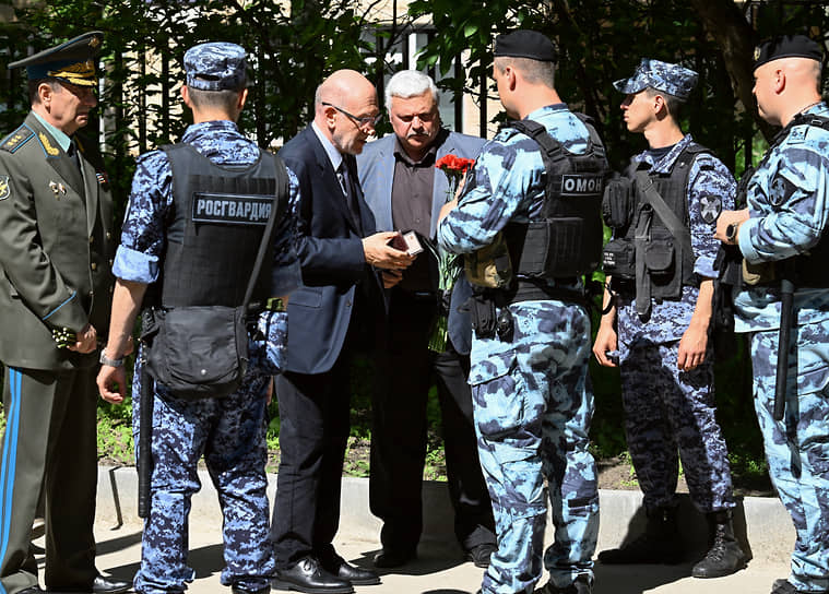 Председатель совета директоров Московской школы управления «Сколково» Александр Волошин (третий слева) 
