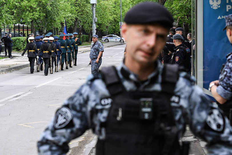 Процессию сопровождают представители всех трех видов вооруженных сил: сухопутных войск, воздушно-космических сил и военно-морского флота 