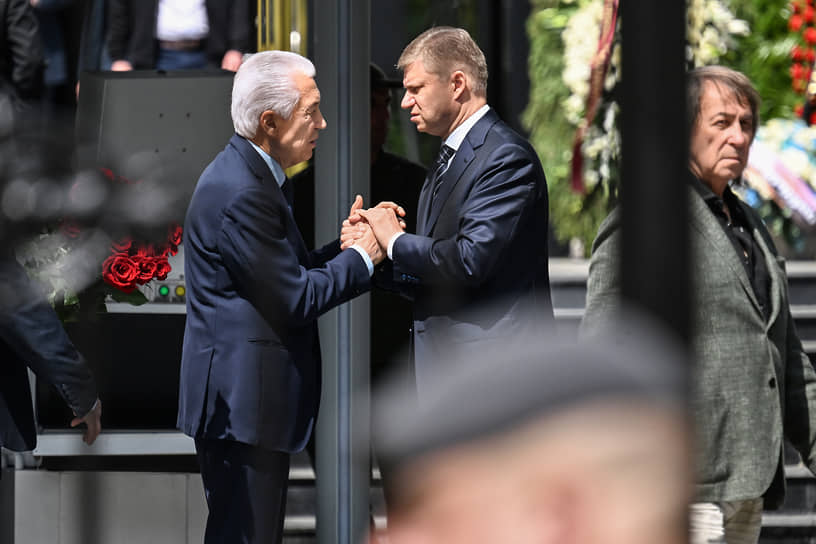 Слева направо: руководитель фракции «Единая Россия» в Госдуме России Владимир Васильев, генеральный директор, председатель правления РЖД Олег Белозеров и президент ассоциации каскадеров Александр Иншаков 
