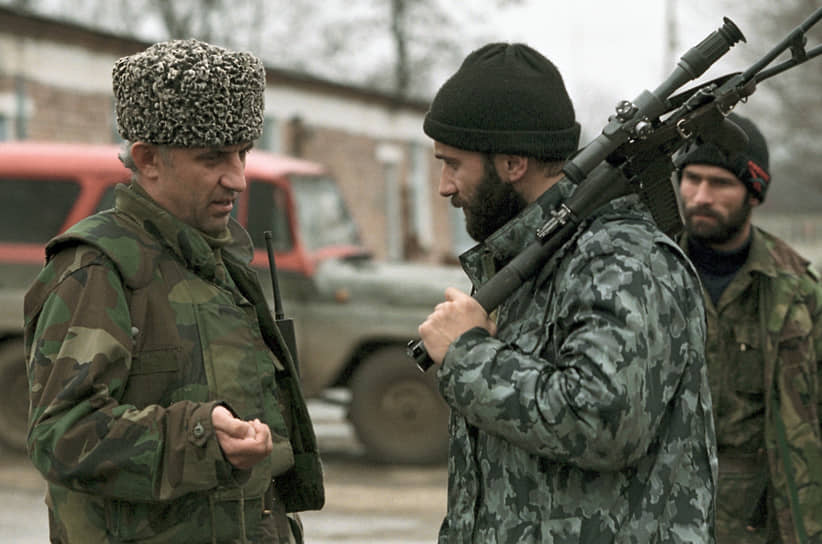 Президент Чечни Аслан Масхадов (слева) и террорист Шамиль Басаев (в центре) в Грозном, 1997