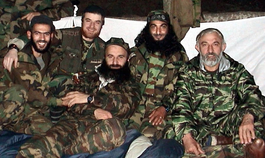 Чеченские боевики Аслан Масхадов (справа), Абу-Аль Валид и (второй справа) и Шамиль Басаев (в центре) со своими сторонниками, начало 2004 года
