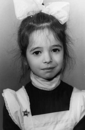 Диана Вишнева родилась 13 июля 1976 года в Ленинграде, в семье инженеров-химиков Виктора Геннадьевича и Гузаль Фагимовны Вишневых. Ходила в обычную школу, но мама мечтала о балетной