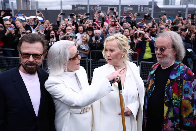 Участники группы ABBA прибывают на шоу ABBA Voyage, чтобы посмотреть выступления цифровых себя. Лондон, 2022 год 