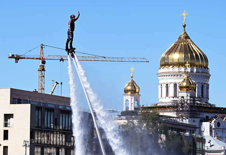 Кроме соревнований можно было увидеть выступления спортсменов по гидрофлаю и мотосерфингу