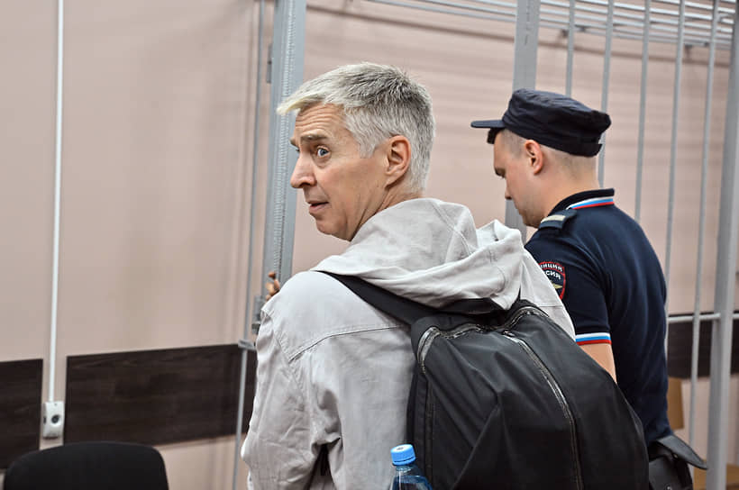 Генеральный директор ОАО «Мосинжстрой» Сергей Волков (слева) перед началом заседания суда