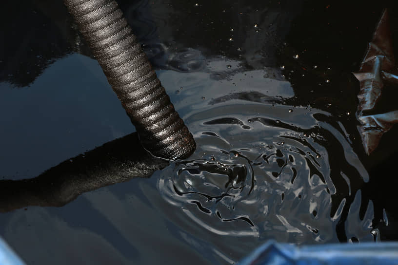 Сбор загрязненной воды. К настоящему моменту 70% нефтяного пятна с поверхности рек уже убрали 