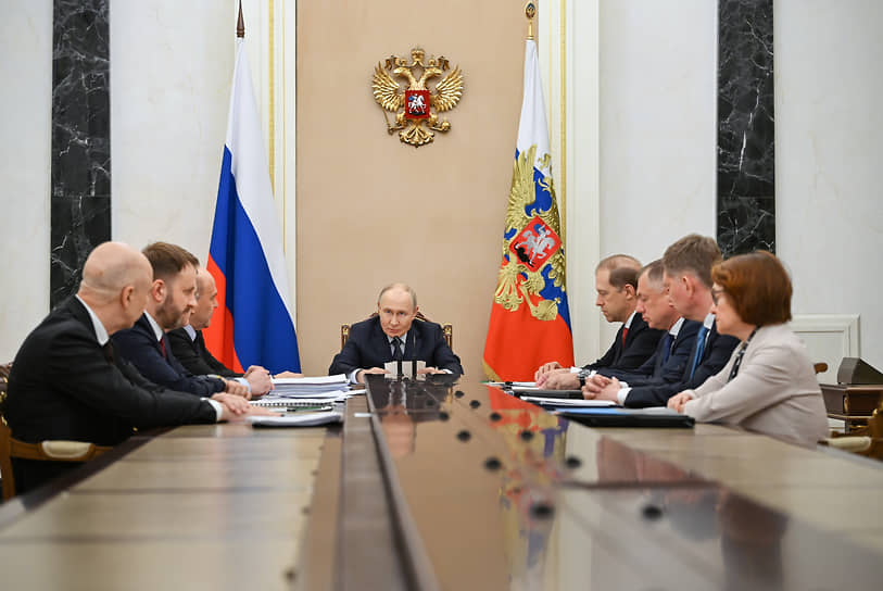 Президент России Владимир Путин (в центре) на совещании по экономическим вопросам 