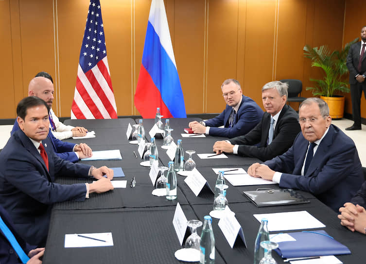 Государственный секретарь США Марко Рубио (слева) и министр иностранных дел России Сергей Лавров (справа) на встрече в Маниле
