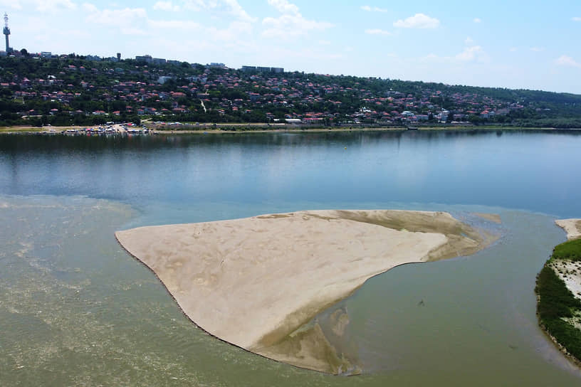Обычно скрытый водой участок суши выступил из Дуная, Олтеница, Румыния