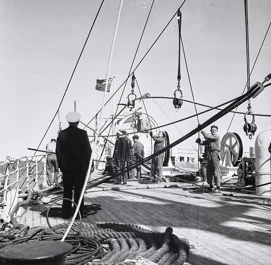 Подготовка к спуску кабеля на судне Monarch, 1955 год
