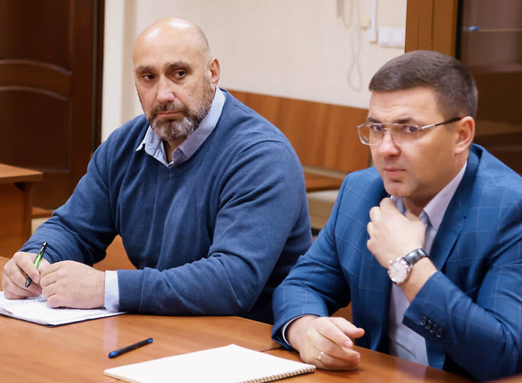 Бывший заместитель начальника полиции управления на транспорте МВД России по Южному федеральному округу полковник Адам Яхутль (слева) и адвокат Олег Клименко (справа) во время заседания суда (октябрь 2023 года)