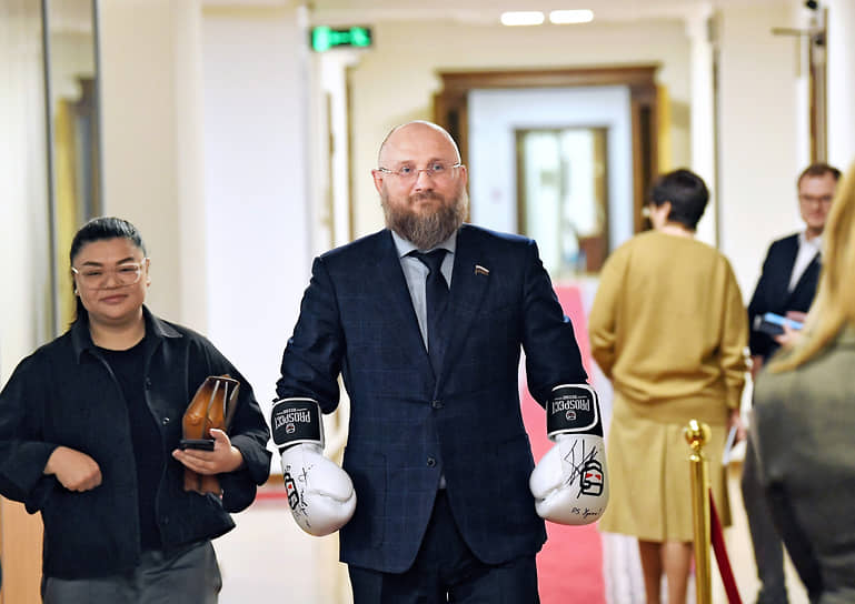 Зампред комитета по физической культуре Сергей Бурлаков посещал пленарные заседания во всеоружии