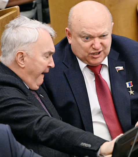 Авторы громкого законопроекта о повышении возраста призыва в армию с 18–27 до 21–30 лет — депутаты-единороссы из комитета по обороне Андрей Картаполов (слева) и Андрей Красов