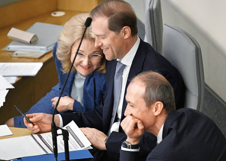 Слева направо: вице-премьер Татьяна Голикова, первый вице-премьер Денис Мантуров и вице-премьер Дмитрий Григоренко на пленарном заседании