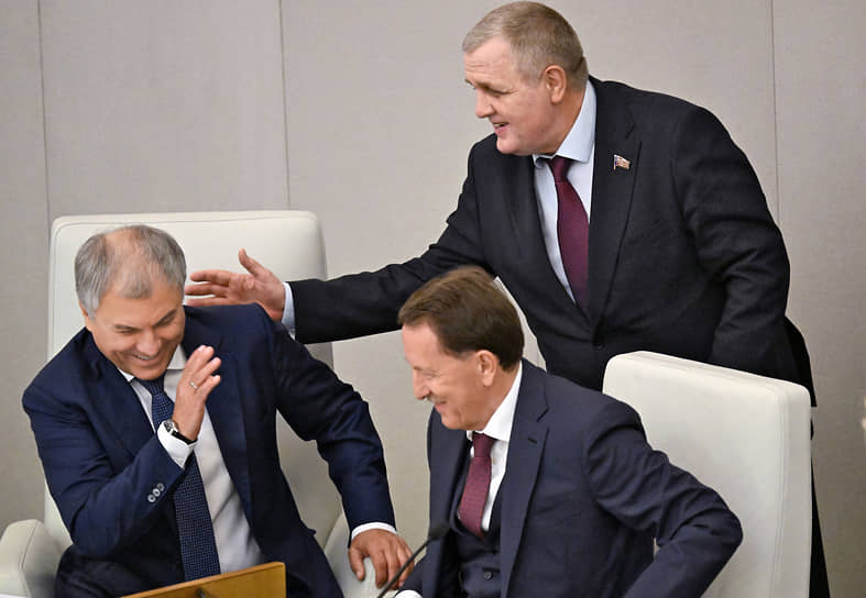 Парламентарии поддерживают своего спикера На фото слева направо: председатель Госдумы Вячеслав Володин, его заместитель Алексей Гордеев и первый зампред комитета по труду Николай Коломейцев