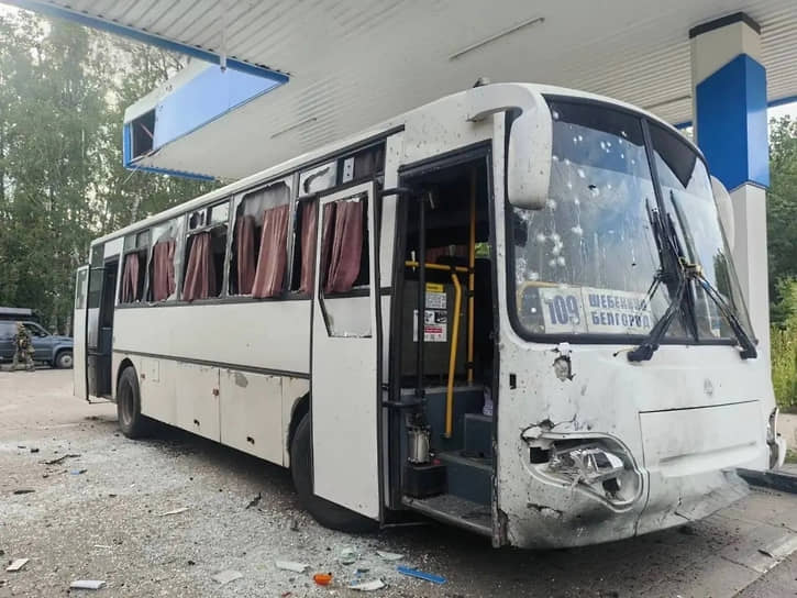 Поврежденный при ударе БПЛА рейсовый автобус в Шебекино