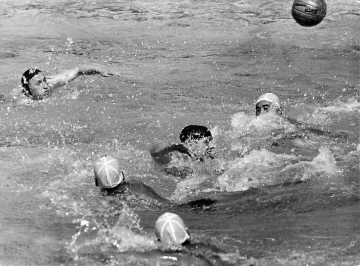 Все, кроме одного, игроки сборной Германии по водному поло образца 1936 года пережили Вторую мировую войну (на фото – матч сборных Германии и Японии). Бернхард Байер дорос до статс-секретаря в МВД земли Нижняя Саксония. Пауль Клингенбург стал хозяином гостиницы 