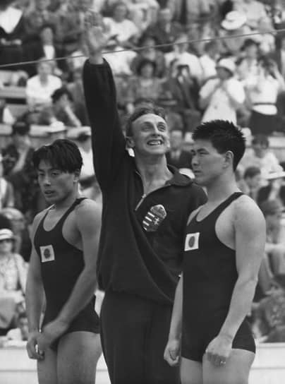 Церемония награждения победителей Олимпийских игр 1936 года в заплыве на 100 метров вольным стилем среди мужчин. В центре – олимпийский чемпион венгр Ференц Чик (убит при авианалете), справа – бронзовый призер японец Сигэо Араи (убит в Бирме во время битвы между японскими и британскими войсками при Импхале) 