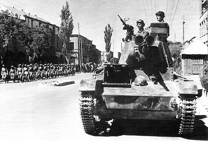Советские танки в  Тебризе, август 1941 года 