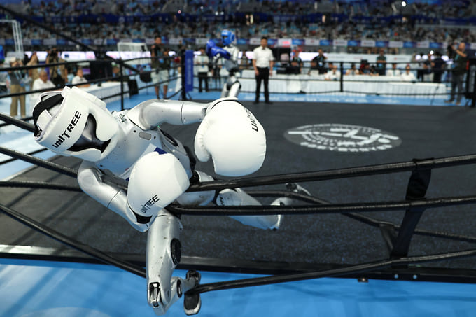 Робот Unitree Robotics падает на канаты ринга в четвертьфинале по кикбоксингу в категории до 80 кг
