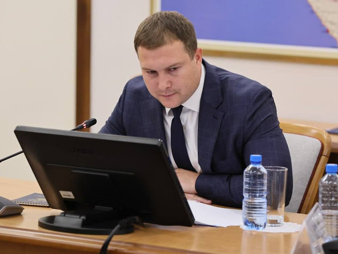 Чиновник закончил девятилеткой