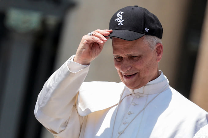 Папа Лев XIV в бейсболке команды «Chicago White Sox»