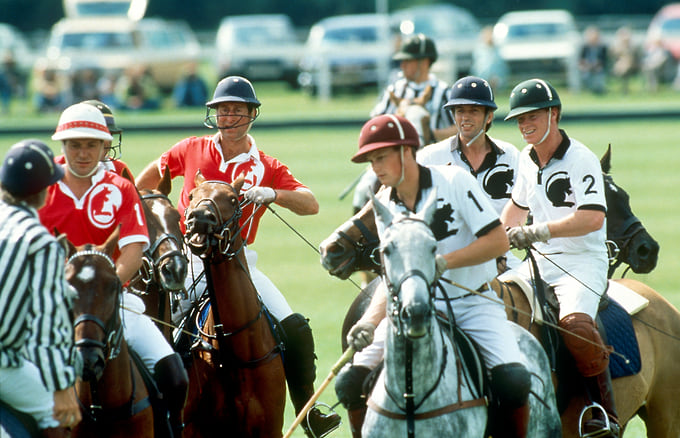 Матч по конному поло в The Royal County of Berkshire Polo Club 16 июля 1991 года. В красной футболке с номером 3 — принц Чарльз. В белой футболке с номером 2 — майор Джеймс Хьюитт