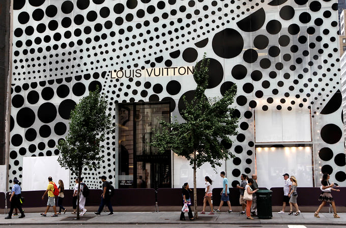 В 2012 году Louis Vuitton в сотрудничестве с Кусамой украсил свой флагманский магазин в Нью-Йорке ее фирменным горошком 