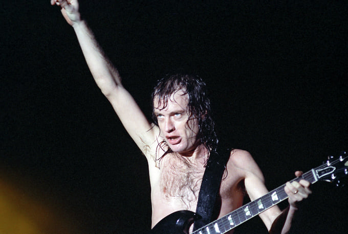Бессменный соло-гитарист и автор песен AC/DC