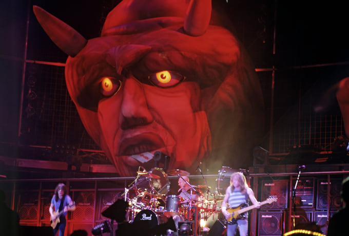 Рок-фестивали из серии Monsters of Rock проходили в Европе с начала 1980-х. Московский концерт в 1991-м был завершающим в туре, длившемся полтора месяца, и стал рекордным за всю историю фестиваля