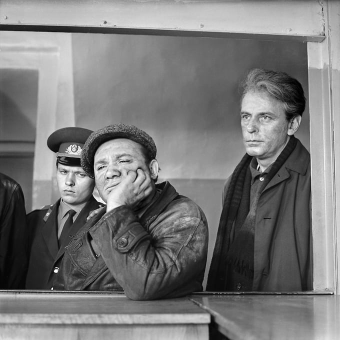 Евгений Леонов и Всеволод Сафонов на съемках фильма «Белорусский вокзал». Хотя многими Леонов воспринимается в первую очередь как комедийный актер, он обладал огромным потенциалом и как драматический артист. Эту сторону своего таланта актер смог проявить в числе прочего и в фильме Андрея Смирнова «Белорусский вокзал». Роль бывшего фронтового разведчика Ивана Приходько изначально писалась под Евгения Леонова, хотя на нее также пробовался Николай Рыбников. Сам актер очень ценил этот фильм и высоко отзывался о работе Андрея Смирнова 