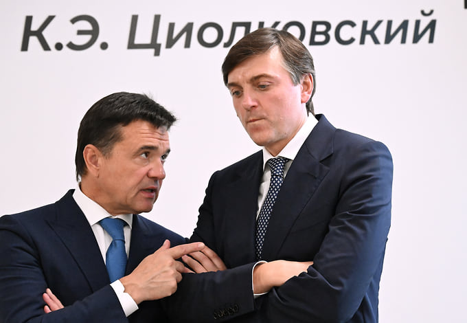 Губернатор Московской области Андрей Воробьев (слева) и министр просвещения России Сергей Кравцов в образовательном комплексе «Орбита», Домодедово 