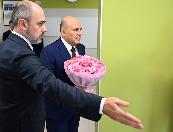 Председатель правительства России Михаил Мишустин (справа) в образовательном комплексе «Орбита», Домодедово 