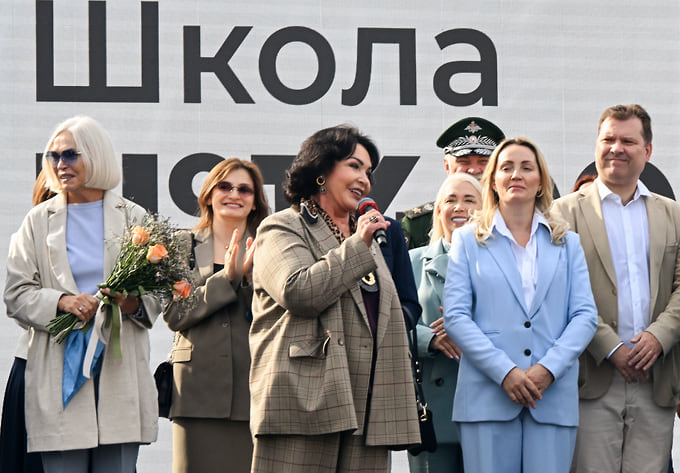 Председатель комитета по просвещению Ирина Белых (слева) и худрук театра «Русская песня» Надежда Бабкина (в центре) на торжественной линейке в школе № 1409, Москва 
