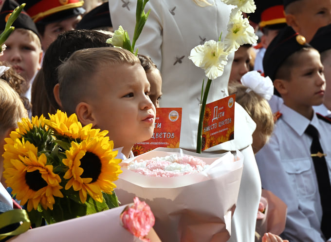 Торжественная линейка в школе № 1409, Москва 