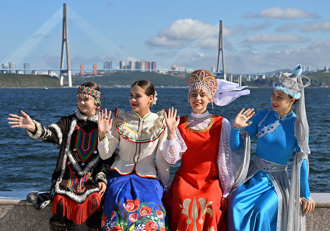 Участницы форума на набережной бухты Аякс